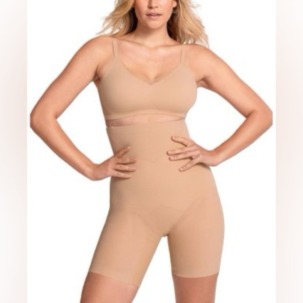 HoneyLove Superpower Short in Sand